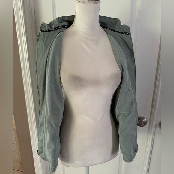 Nike Trail Repel Women's Trail Running Vest - Picture 14 of 17